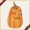 Zucca decorativa in resina con volto ammiccante e picciolo dorato, altezza 31,5 cm