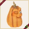 Zucca decorativa in resina con volto ammiccante e picciolo dorato, altezza 31,5 cm