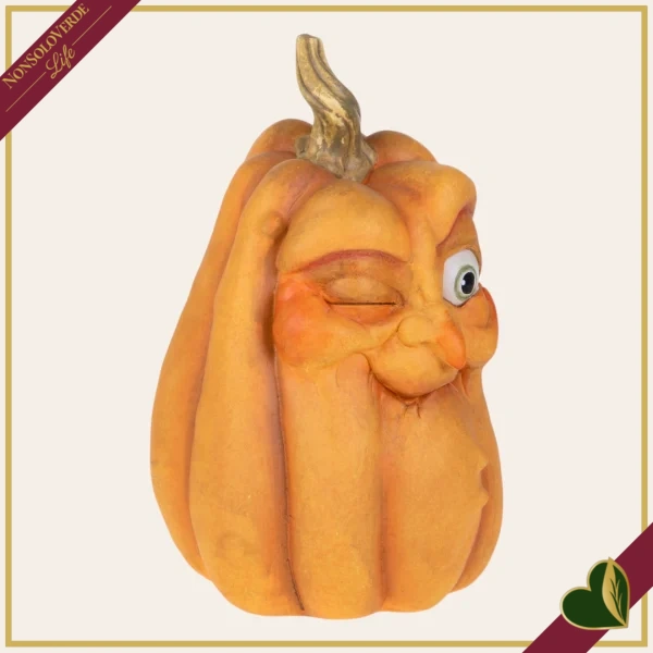 Zucca decorativa in resina con volto ammiccante e picciolo dorato, altezza 31,5 cm