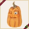 Zucca decorativa in resina con volto ammiccante e picciolo dorato, altezza 31,5 cm