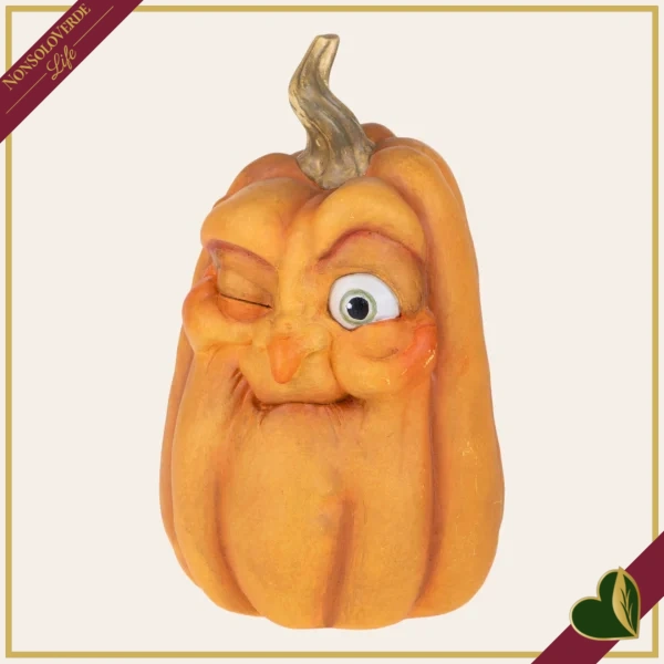 Zucca decorativa in resina con volto ammiccante e picciolo dorato, altezza 31,5 cm