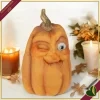 Zucca decorativa in resina con volto ammiccante e picciolo dorato, altezza 31,5 cm