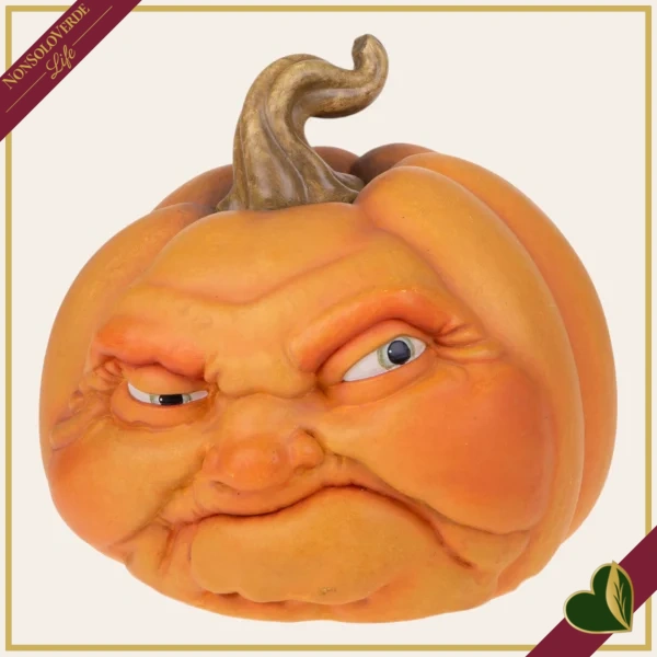 Zucca decorativa in resina con volto imbronciato, altezza 24 cm