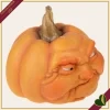 Zucca decorativa in resina con volto imbronciato, altezza 24 cm