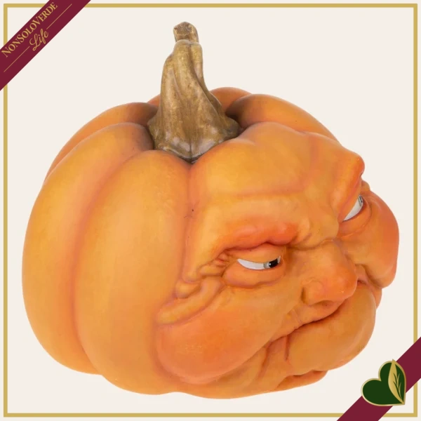 Zucca decorativa in resina con volto imbronciato, altezza 24 cm