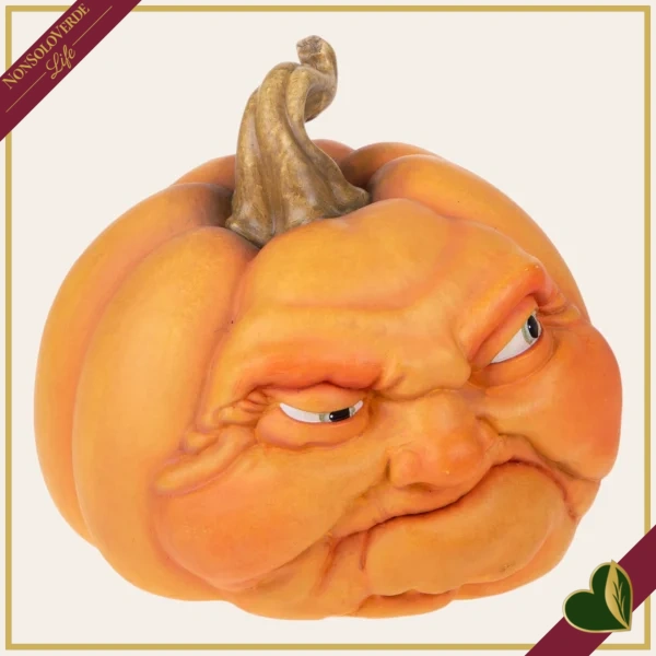 Zucca decorativa in resina con volto imbronciato, altezza 24 cm