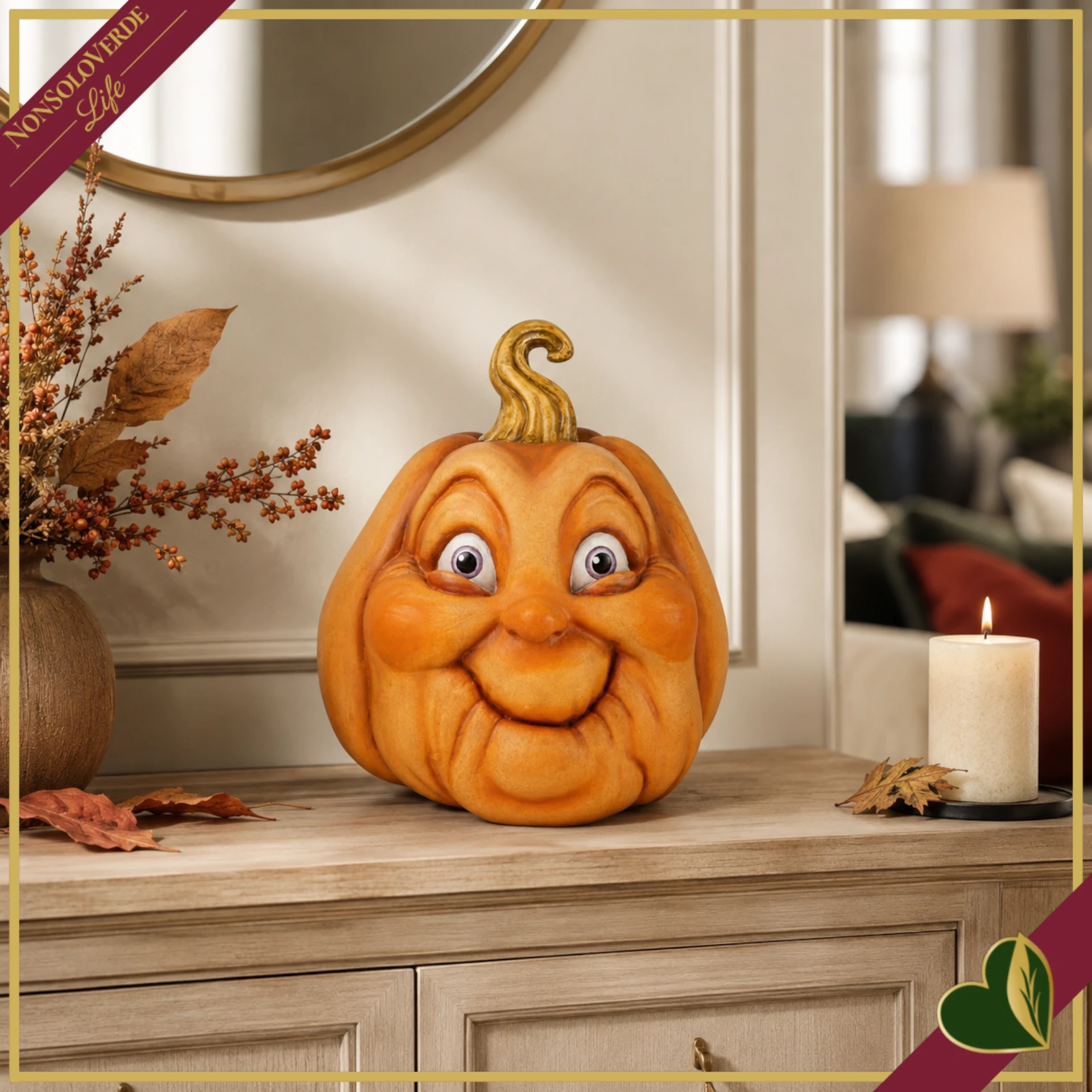 Zucca decorativa in resina con volto sorridente e picciolo dorato, altezza 30 cm