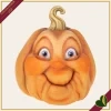 Zucca decorativa in resina con volto sorridente e picciolo dorato, altezza 30 cm