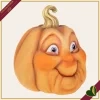 Zucca decorativa in resina con volto sorridente e picciolo dorato, altezza 30 cm