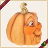 Zucca decorativa in resina con volto sorridente e picciolo dorato, altezza 30 cm