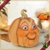 Zucca decorativa in resina con volto sorridente e picciolo dorato, altezza 30 cm