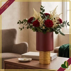 8057573039366-0 Vaso cilindro in vetro bordeaux con base dorata in rilievo, altezza 20 cm
