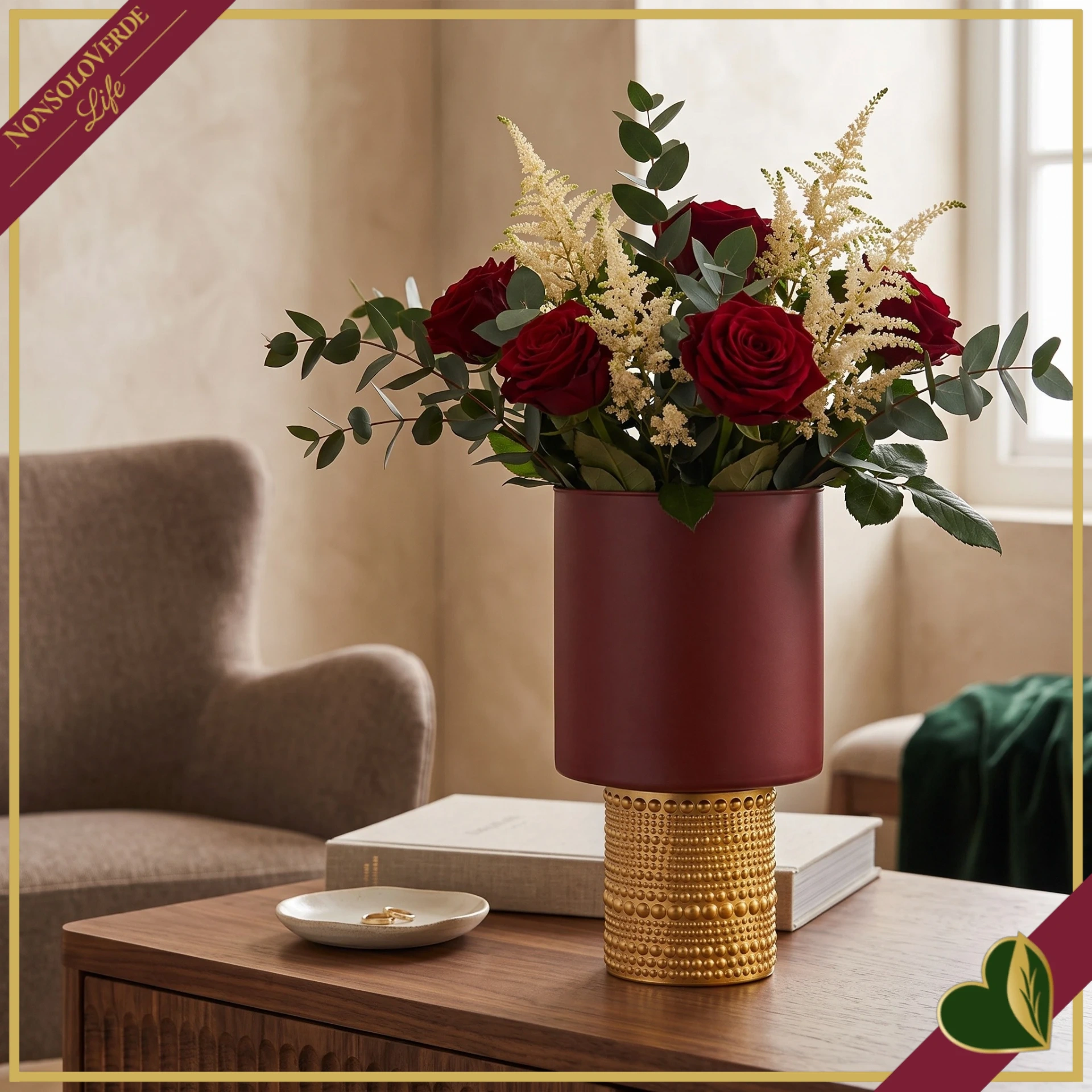 Vaso cilindro in vetro bordeaux con base dorata in rilievo, altezza 20 cm
