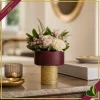 Vaso cilindro in vetro bordeaux con base dorata in rilievo, altezza 14 cm