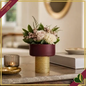 8057573039489-0 Vaso cilindro in vetro bordeaux con base dorata in rilievo, altezza 14 cm