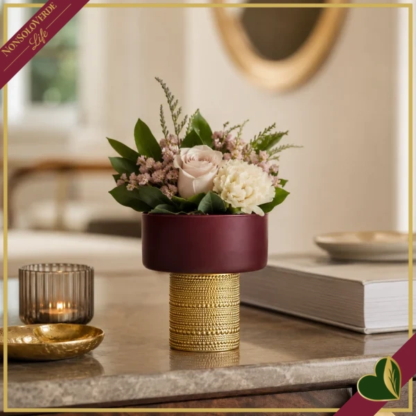 Vaso cilindro in vetro bordeaux con base dorata in rilievo, altezza 14 cm