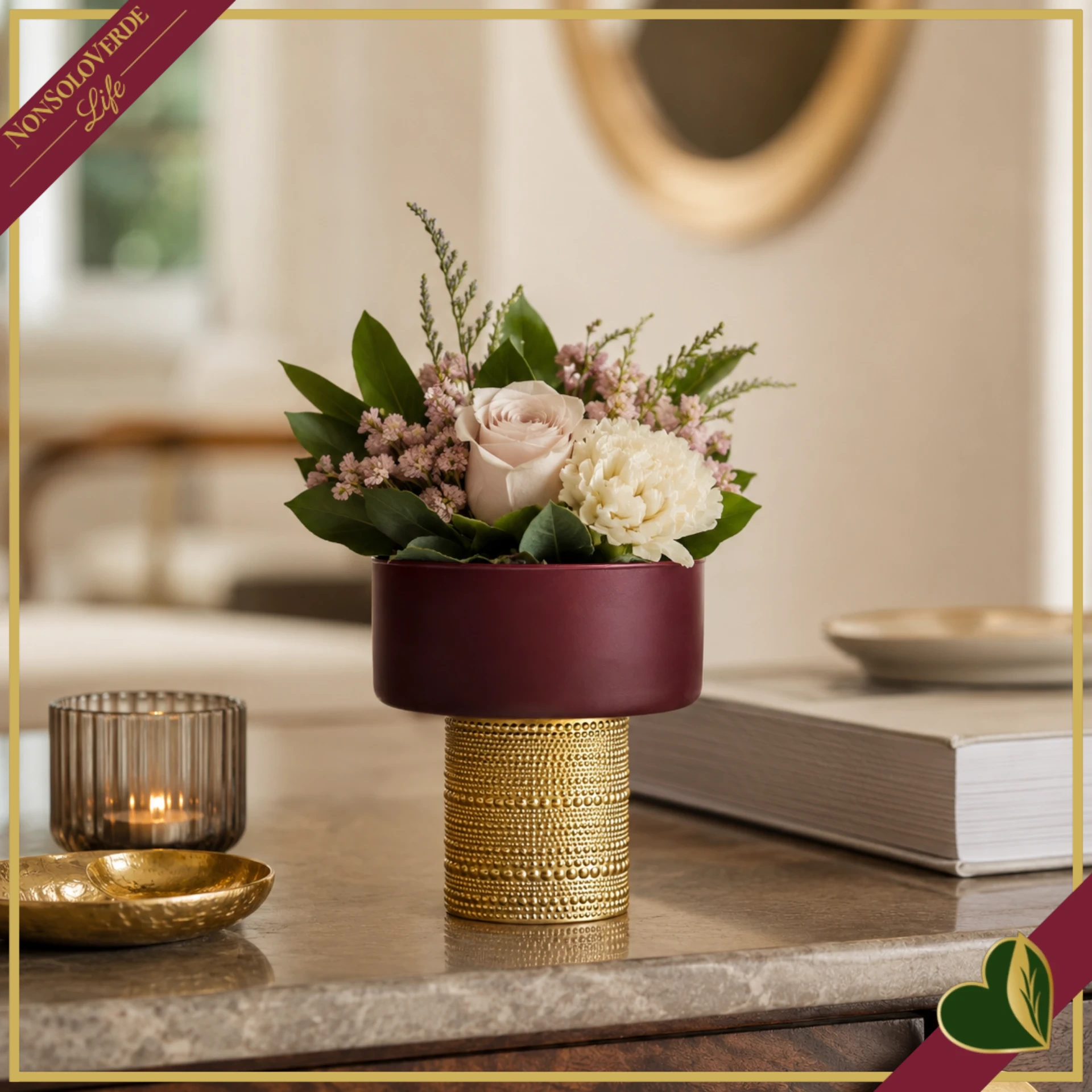 Vaso cilindro in vetro bordeaux con base dorata in rilievo, altezza 14 cm