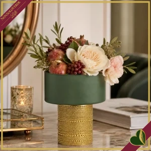 8057573039496-0 Vaso cilindro in vetro verde scuro con base dorata in rilievo, altezza 14 cm