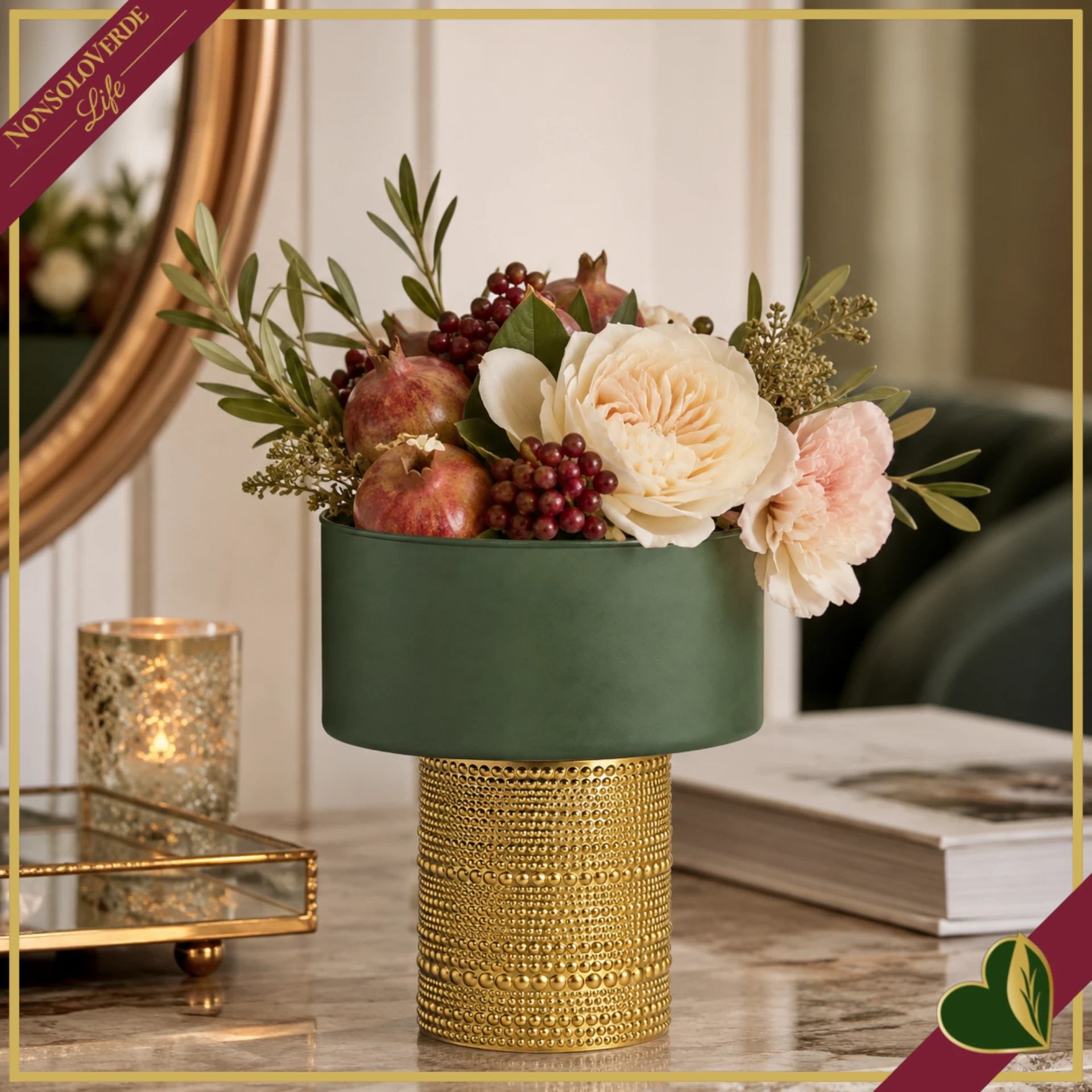Vaso cilindro in vetro verde scuro con base dorata in rilievo, altezza 14 cm
