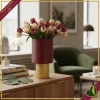 Vaso cilindro in vetro bordeaux con base dorata in rilievo, altezza 25 cm