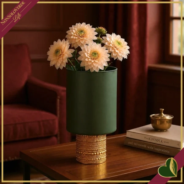 Vaso cilindro in vetro verde scuro con base dorata in rilievo, altezza 30 cm