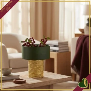 8057573039670-0- Vaso cilindro in vetro verde scuro con base dorata in rilievo, altezza 18 cm