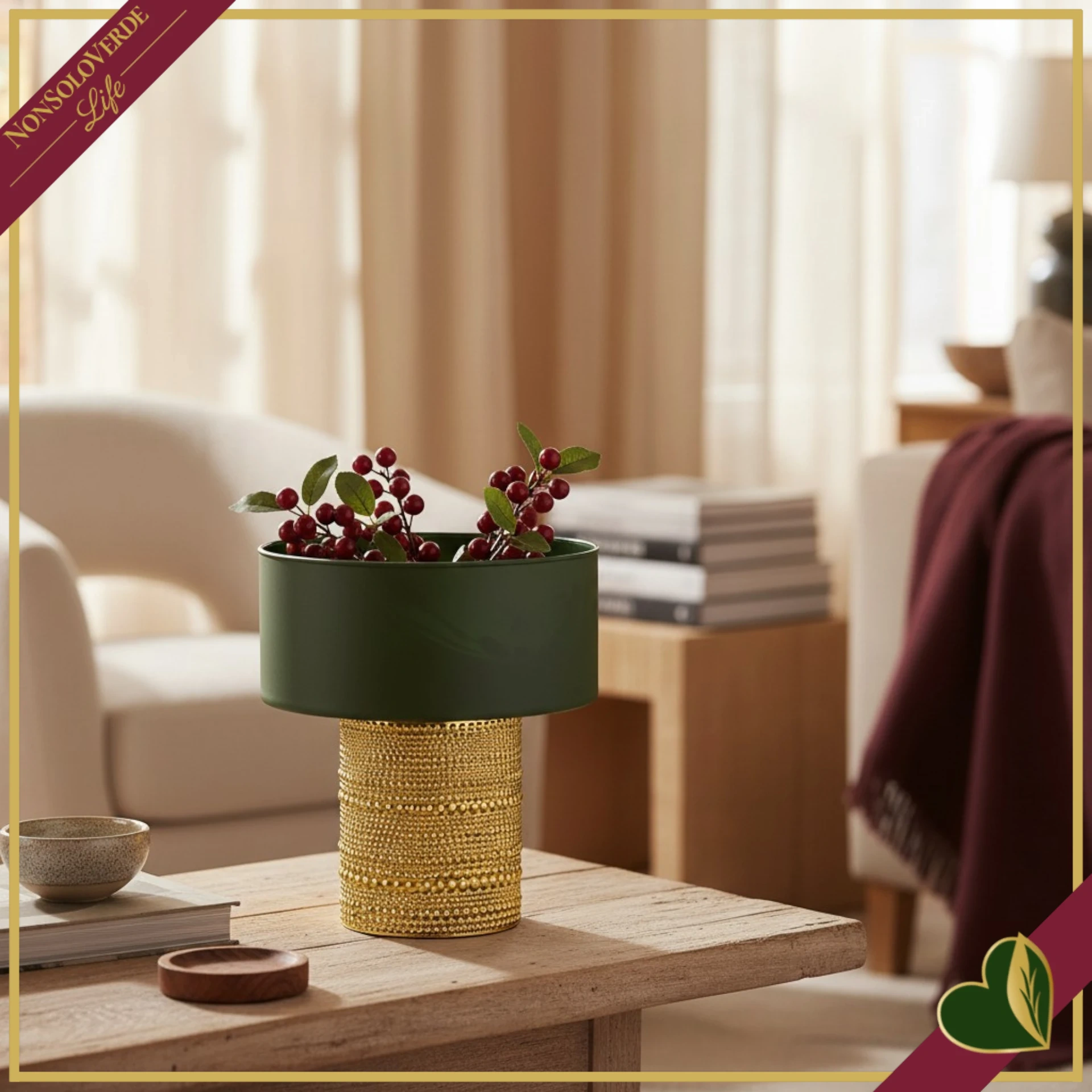 Vaso cilindro in vetro verde scuro con base dorata in rilievo, altezza 18 cm