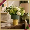 Vaso cilindro in vetro verde scuro con base dorata in rilievo, altezza 21 cm