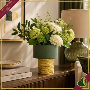 8057573039731-0 Vaso cilindro in vetro verde scuro con base dorata in rilievo, altezza 21 cm