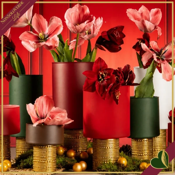 Vaso cilindro in vetro bordeaux con base dorata in rilievo, altezza 14 cm