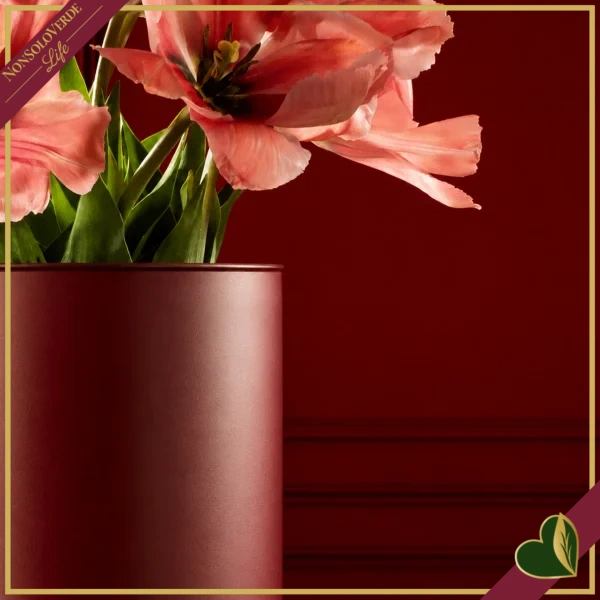 Vaso cilindro in vetro bordeaux con base dorata in rilievo, altezza 14 cm