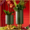 Vaso cilindro in vetro verde scuro con base dorata in rilievo, altezza 14 cm