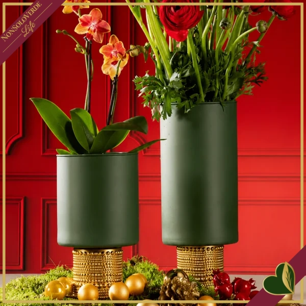 Vaso cilindro in vetro verde scuro con base dorata in rilievo, altezza 14 cm