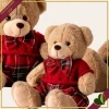 Orsacchiotto in peluche beige con completo rosso e dettagli tartan, altezza 20 cm