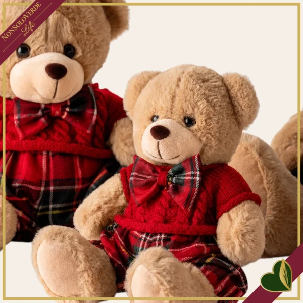 Orsacchiotto in peluche beige con completo rosso e dettagli tartan, altezza 20 cm