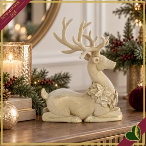 Renna natalizia sdraiata in poliresina con finitura floccata beige e oro, altezza 22 cm